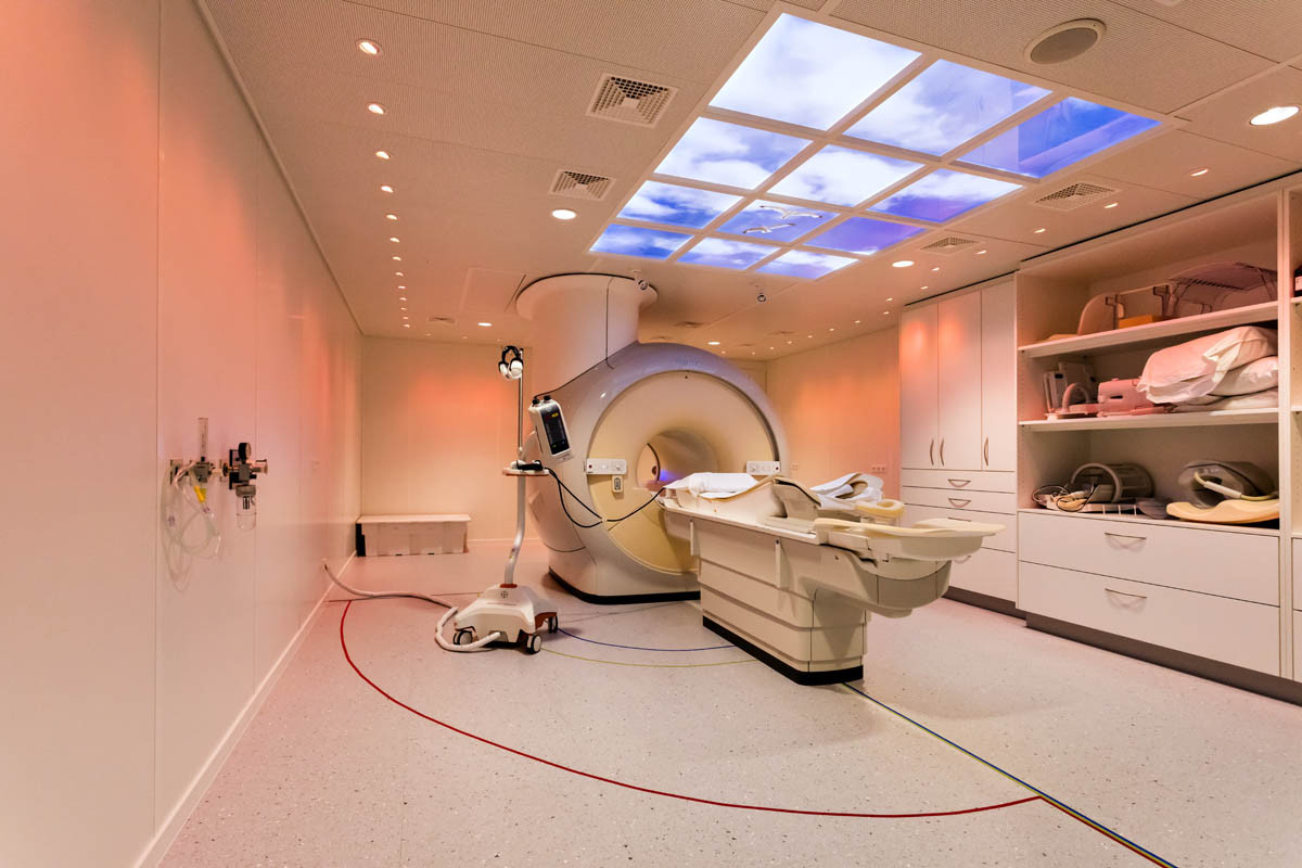 MRI-scanner met skyroof